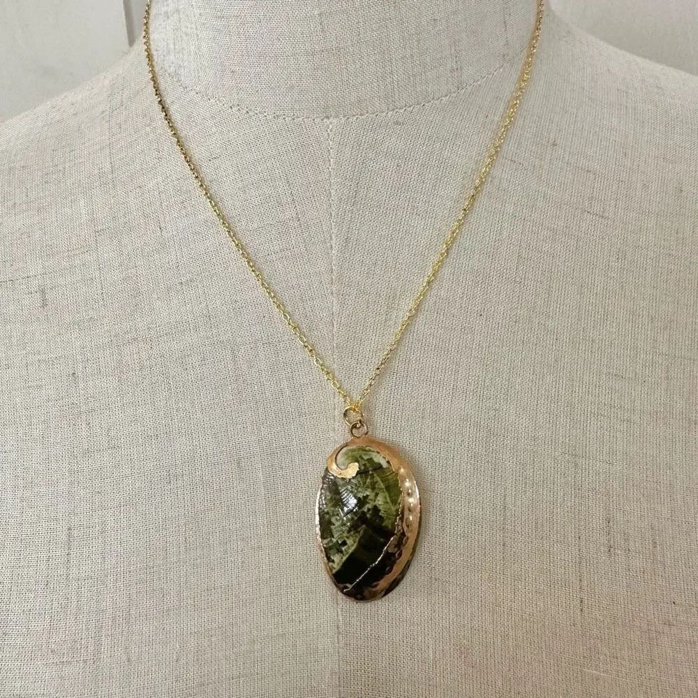 Green and gold tone shell pendant necklace